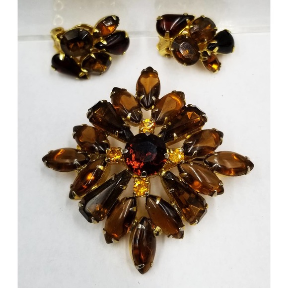 Vintage Unsigned Topaz Diamond Shaped Rhinestones Brooch & D&E? Clip Earrings - Picture 1 of 9